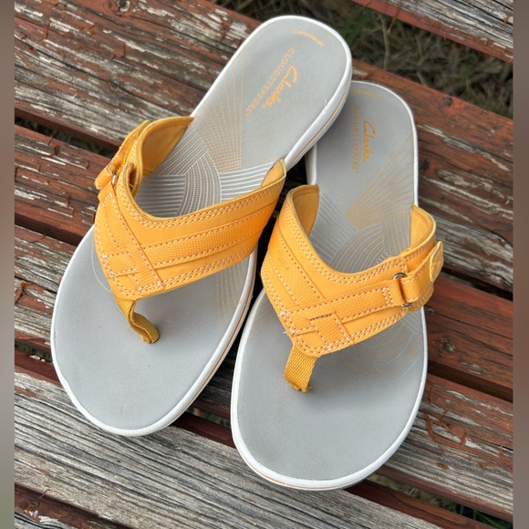 Clarks Cloud steppers Sport thong sandal in vibrant YellowFlip-Flops Sz- 8. O - Picture 5 of 12